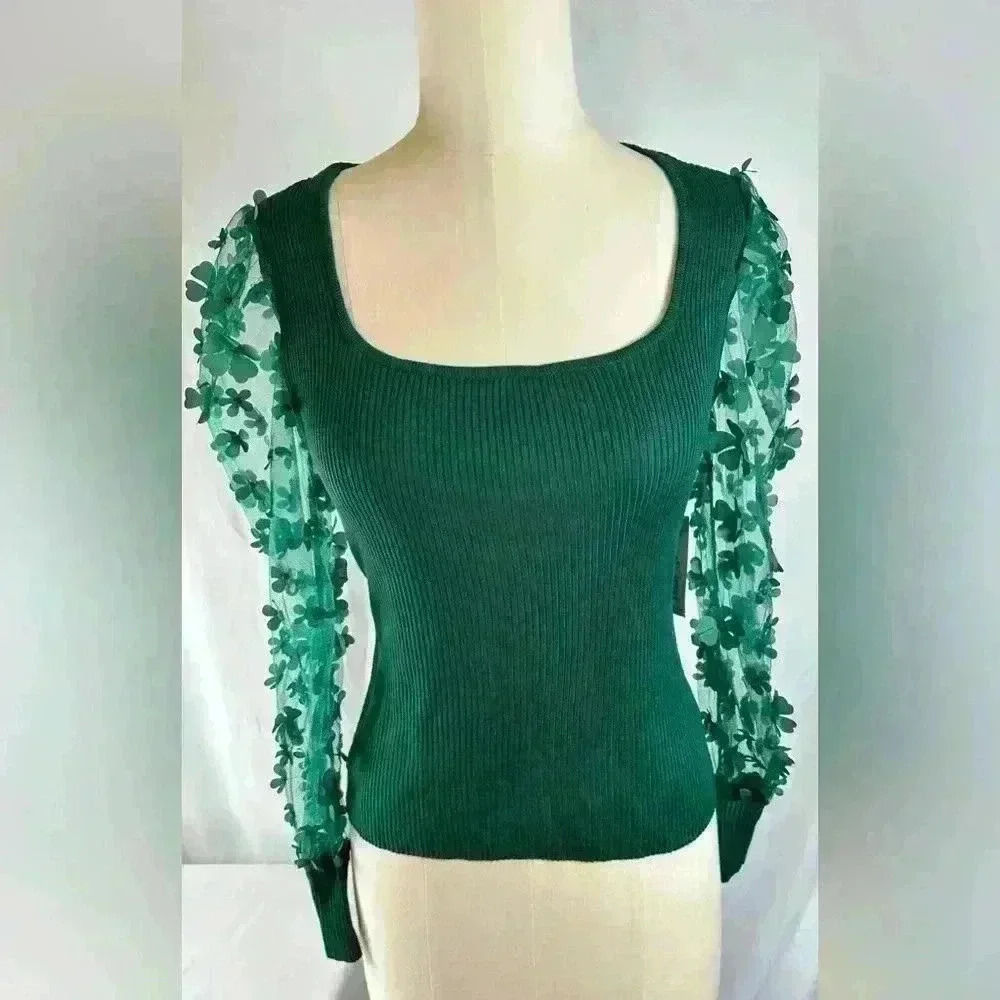 NWT No Boundaries Green Longsleeve Shirt Clover Flower Accent Lace Sleeves Med